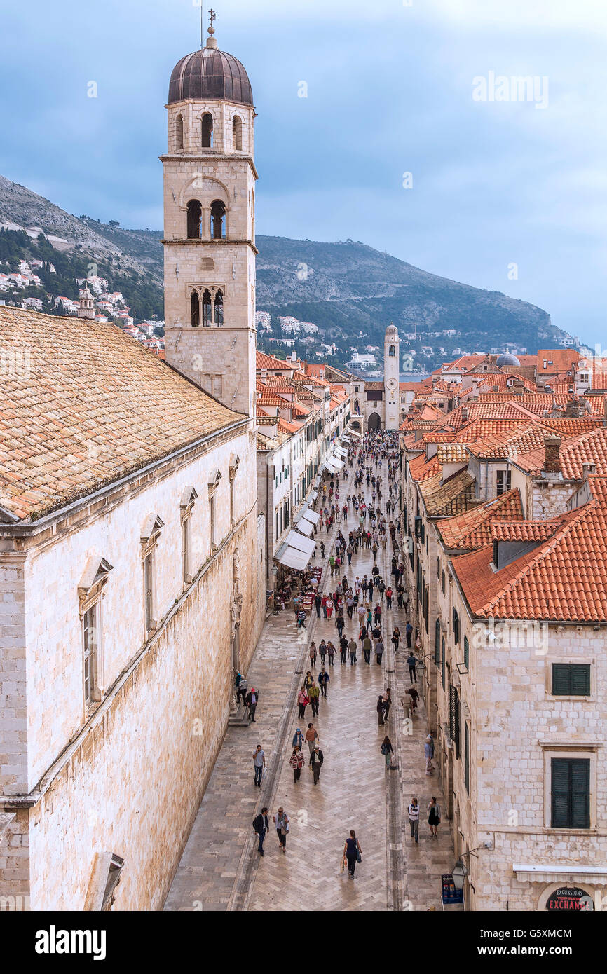 Placa Stradun (via principale) visto da mura della città di Dubrovnik Croazia Foto Stock