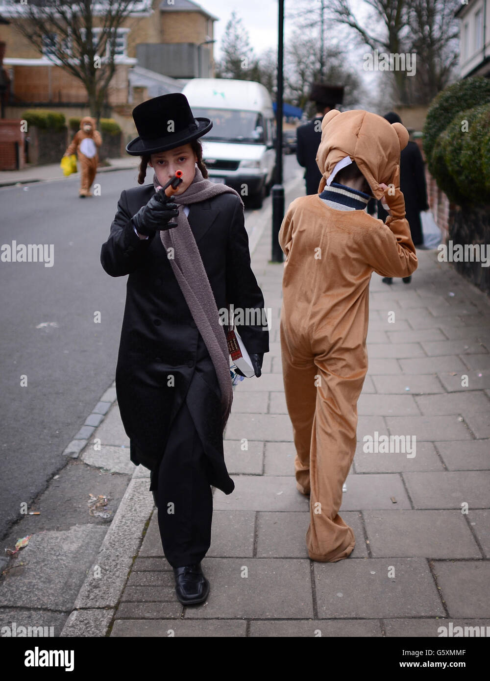 I bambini ebrei ortodossi celebrano oggi il festival di Purim per le strade di Stamford Hill, nel nord di Londra. Foto Stock