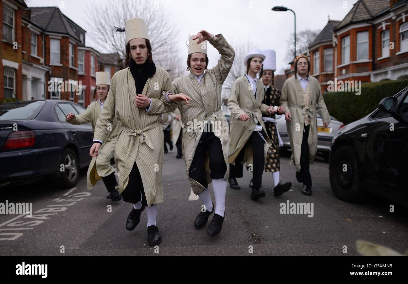 I bambini ebrei ortodossi celebrano oggi il festival di Purim per le strade di Stamford Hill, nel nord di Londra. Foto Stock