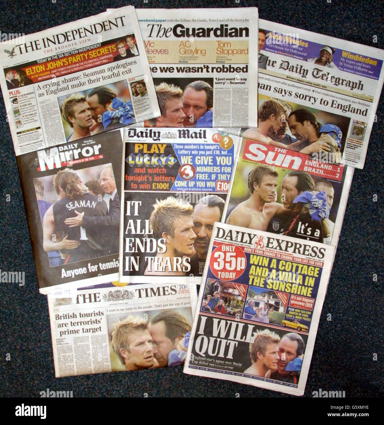 Una selezione delle prime pagine della stampa nazionale britannica che mostra la loro copertura della sconfitta inglese del 2-1 da parte del Brasile nella loro partita finale di Coppa del mondo. Foto Stock