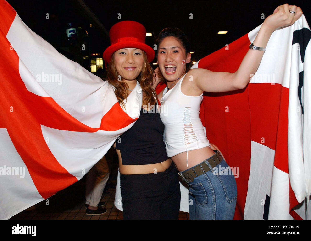 Fan del calcio giapponese (L-R Tomoko KUdo e Seiko Otsuko da Tokyo) che si divertono al pub a tema irlandese 'Paddy foley's' a Roppong. Foto Stock