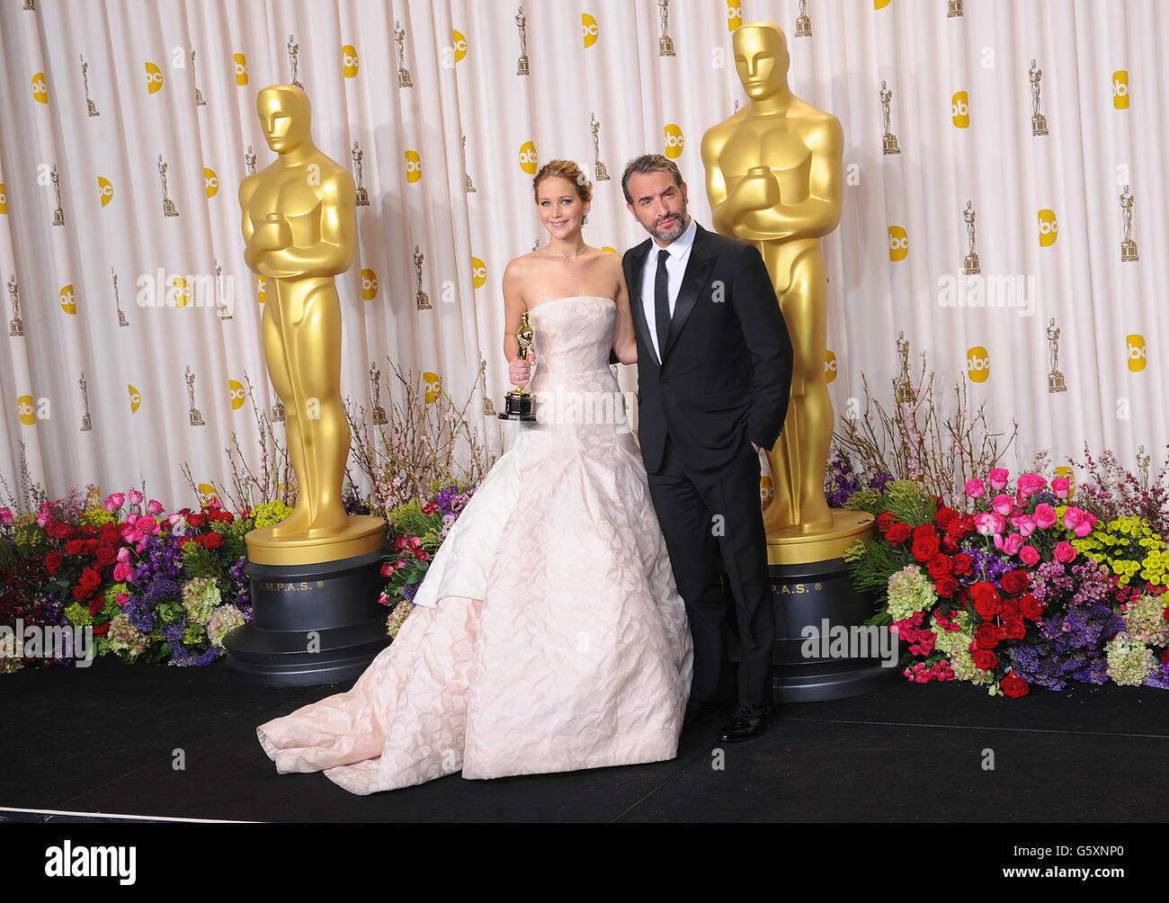 Jennifer Lawrence con il suo premio per la migliore attrice ha ricevuto per il suo ruolo in Silver Linings Playbook insieme a Jean Dujardin agli 85th Academy Awards al Dolby Theatre di Los Angeles. Foto Stock