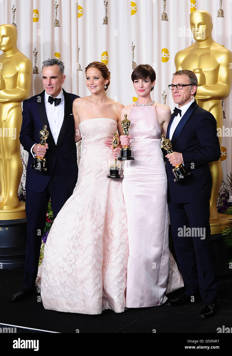 Daniel Day-Lewis, Jennifer Lawrence, Anne Hathaway e Christoph Waltz con i loro oscar recintanti agli 85th Academy Awards al Dolby Theatre di Los Angeles. Foto Stock