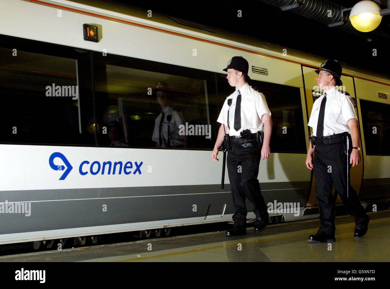 (L-R) Special Constables Glen Bradley, di Dartford, che di solito lavora come Connex Revenue Protection Inspector e Ian Simpson, una guardia del direttore, da Hastings, sono raffigurati durante una telefonata alla stazione ferroviaria di Cannon Street nella città di Londra. * Connex è diventato il primo grande datore di lavoro del paese a sponsorizzare il personale a diventare Special Constables contribuendo a migliorare la sicurezza sulle ferrovie. Foto Stock