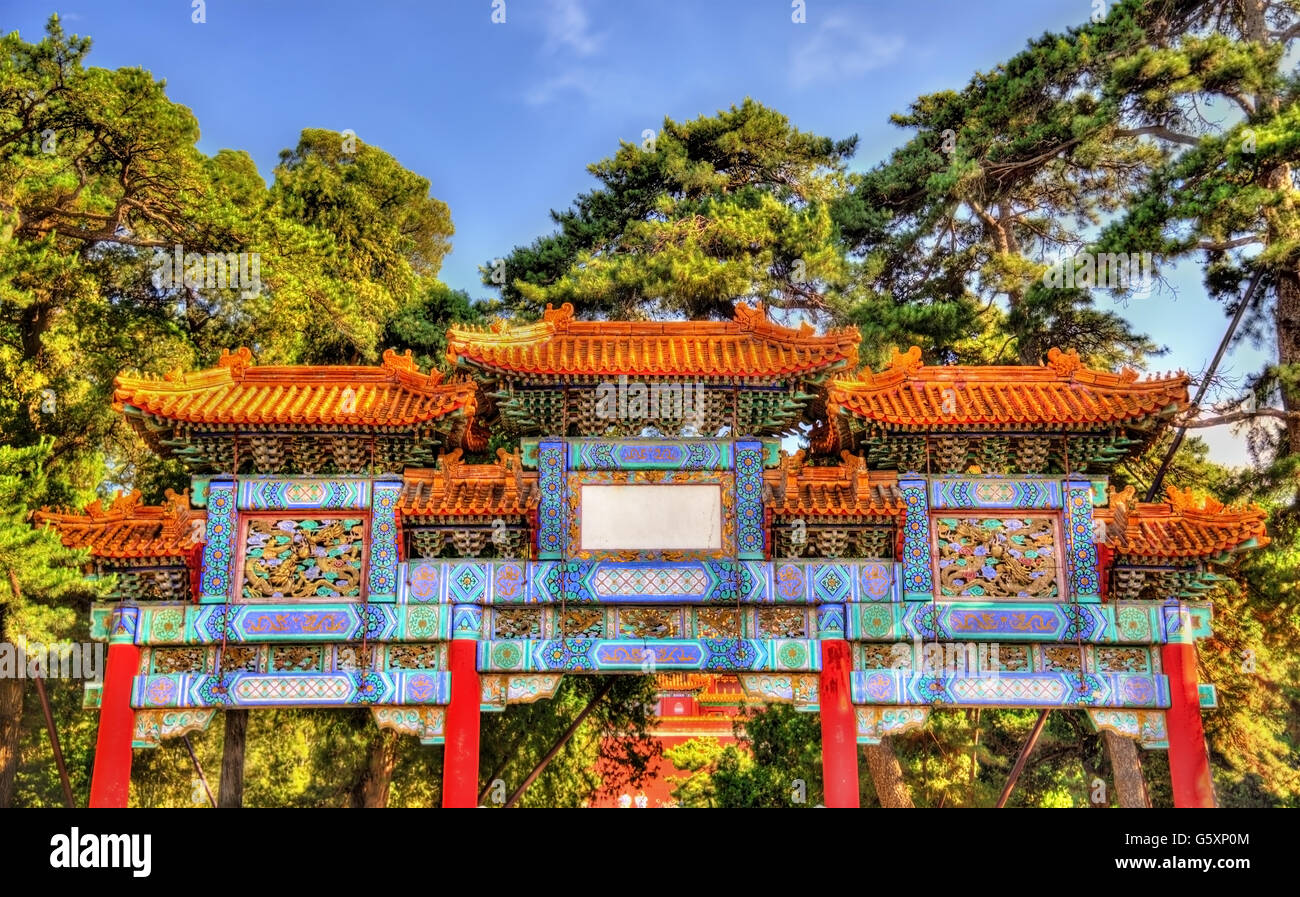 Decorate Paifang presso il Palazzo Estivo di Pechino Foto Stock