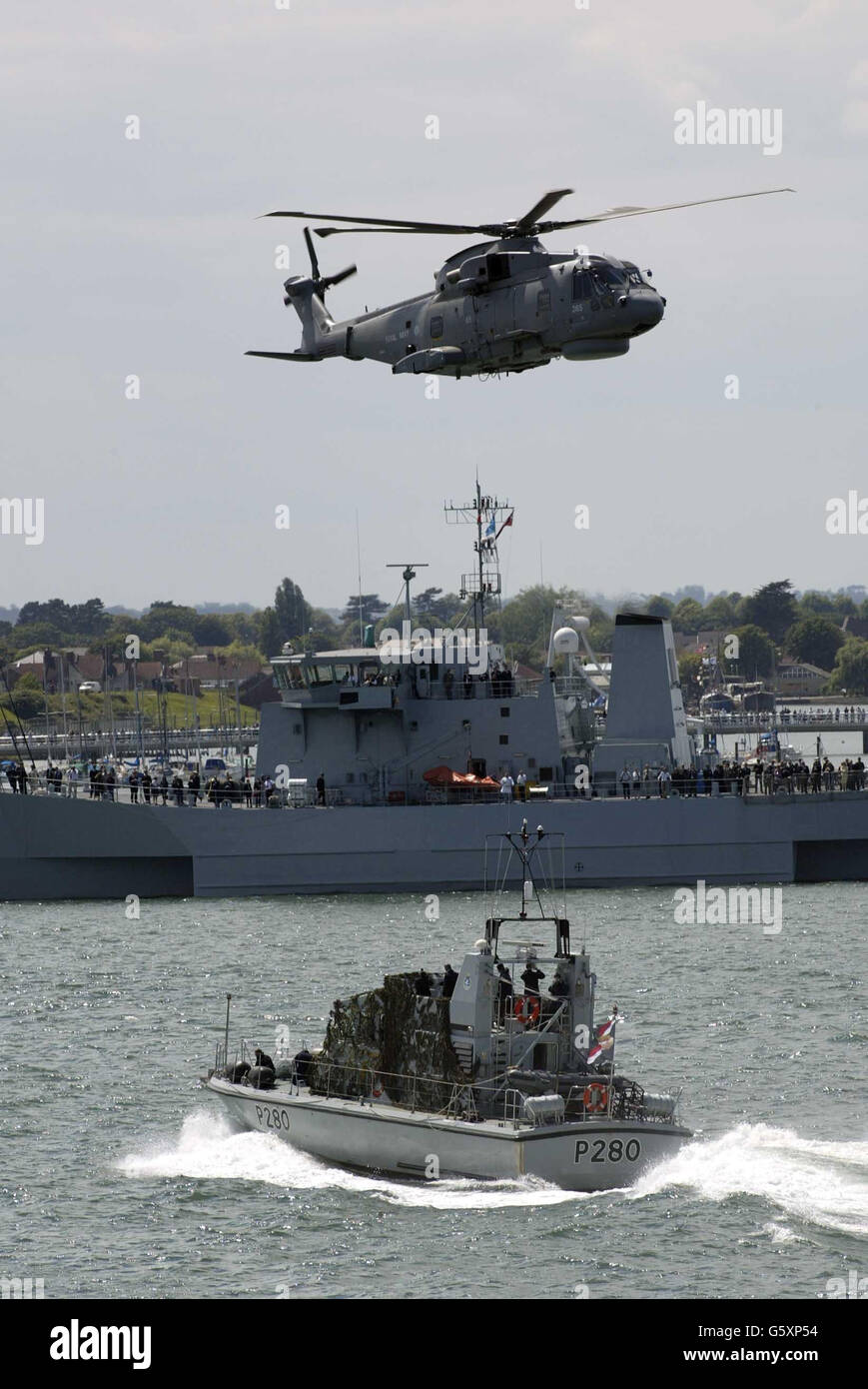 Alcune delle attrezzature militari e del personale di servizio che la Regina Elisabetta II vedeva dalla portaerei HMS Ark Royal, quando guardava un'esposizione di tre servizi a Portsmouth. * la regina e duca di Edimburgo trascorse una giornata con le forze armate in un'occasione descritta come il più grande evento giubilare fuori Londra, che era iniziato con un volo RAF con aerei nella formazione del cicrione 'EIIR'. Foto Stock