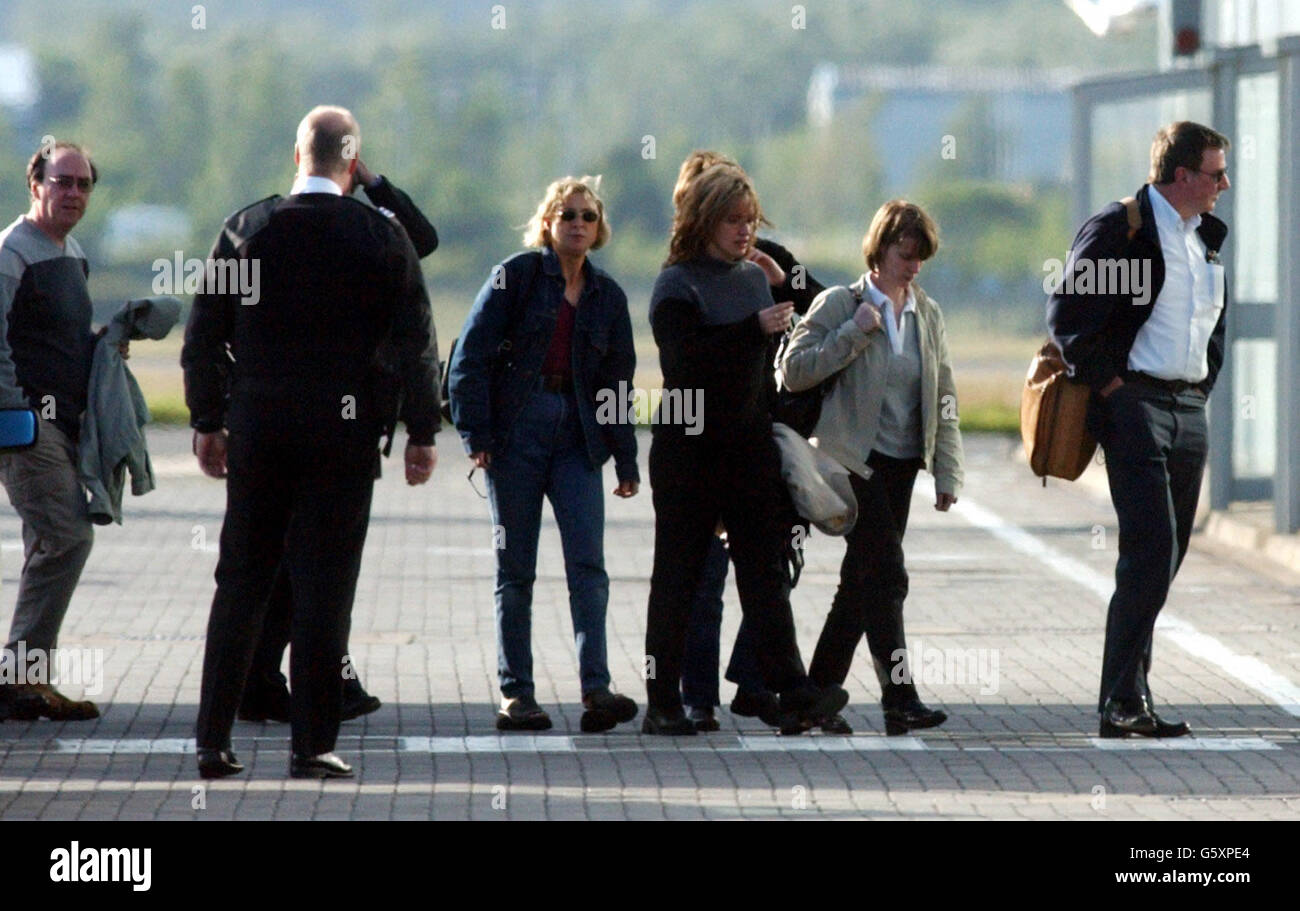 I genitori di bambini in un viaggio scolastico in Francia coinvolti in un incidente fatale pullman questa mattina, arrivano all'aeroporto di Glasgow diretto a Digione in Francia. Foto Stock