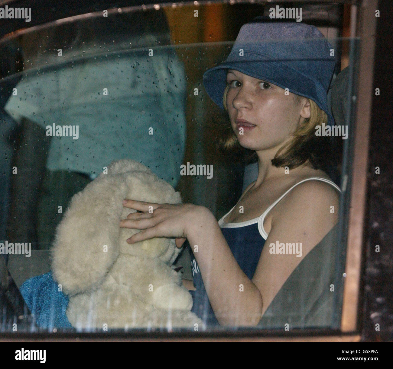 Una studentessa parte in un taxi dal centro della comunità Antoine de St-Exupery a Semur en Auxois, vicino a Digione, in Francia centrale, dove alcune vittime di un incidente di una vettura scolastica che ha ucciso una studentessa e, a quanto pare, ha gravemente ferito 11 altre. *... compresi gli insegnanti, si stavano curando. Le feste scolastiche provengono da Largs, Ayrshire in Scozia. Foto Stock