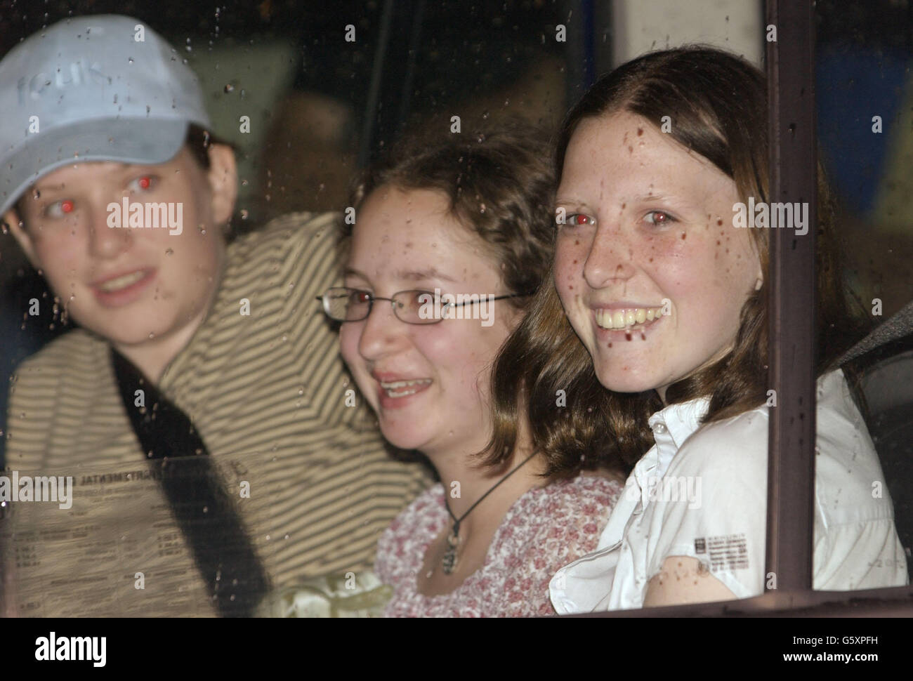 Le studentesse della Largs Academy, in Scozia, partono in taxi dal centro della comunità Antoine de St-Exupery a Semur en Auxois, vicino a Digione, in Francia centrale, dove alcune vittime del loro allenatore di vacanze scolastiche si sono schiantate, uccidendo una studentessa e ferendo gravemente altri 11. *... compresi gli insegnanti, si stavano curando. Le feste scolastiche provengono da Largs, Ayrshire in Scozia. Foto Stock