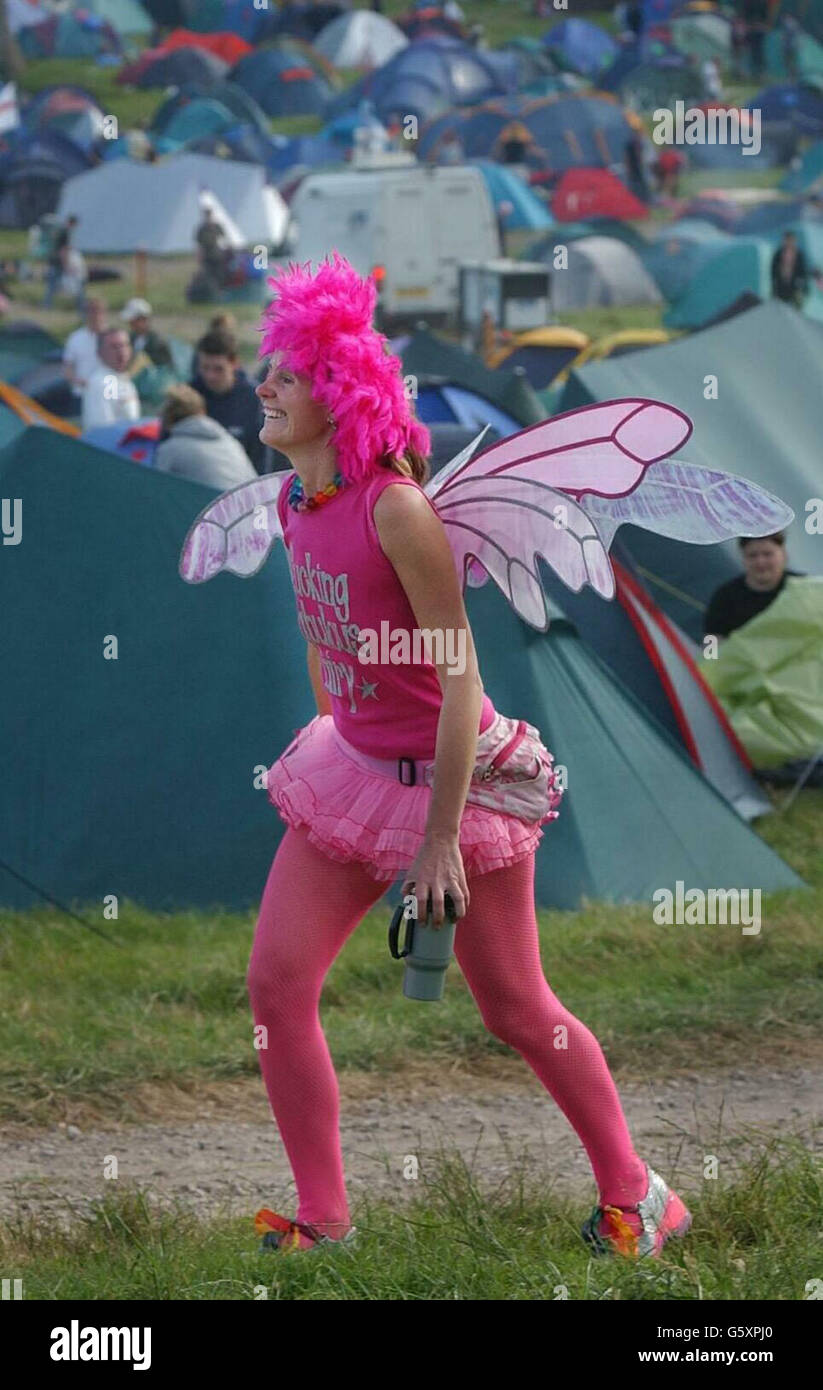 Un goer del festival ottiene una tazza del tè del mattino, al festival di Glastonbury, Pilton, Somerset. Il festival è un completo sell out, e le previsioni meteo sembra buono per le migliaia di appassionati di musica al sito. * come al solito, al festival è in vigore un'enorme operazione di sicurezza, con milioni di sterline spesi in scherma di sicurezza per impedire ai possessori di biglietti di rompersi. Foto Stock