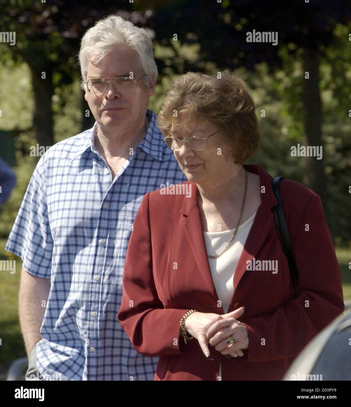 Genitori dell'insegnante Gillian Lusk, del signor e della signora John Lusk, fuori dall'ospedale centrale Robert Morelevat, Semur en Auxois, vicino a Digione, nella Francia centrale, dove la loro figlia ferita viene curata insieme agli alunni della Largs Academy, Ayrshire, Scozia. * una studentessa è stata uccisa nel crash che è accaduto nelle prime ore del mattino. Foto Stock