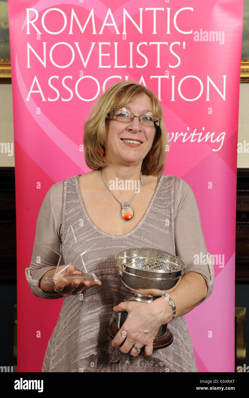 Sarah Mallory ha ricevuto il premio RNA Rose ai Romantic Novelists' Association Awards che si tengono al RAF Club di Londra. Foto Stock