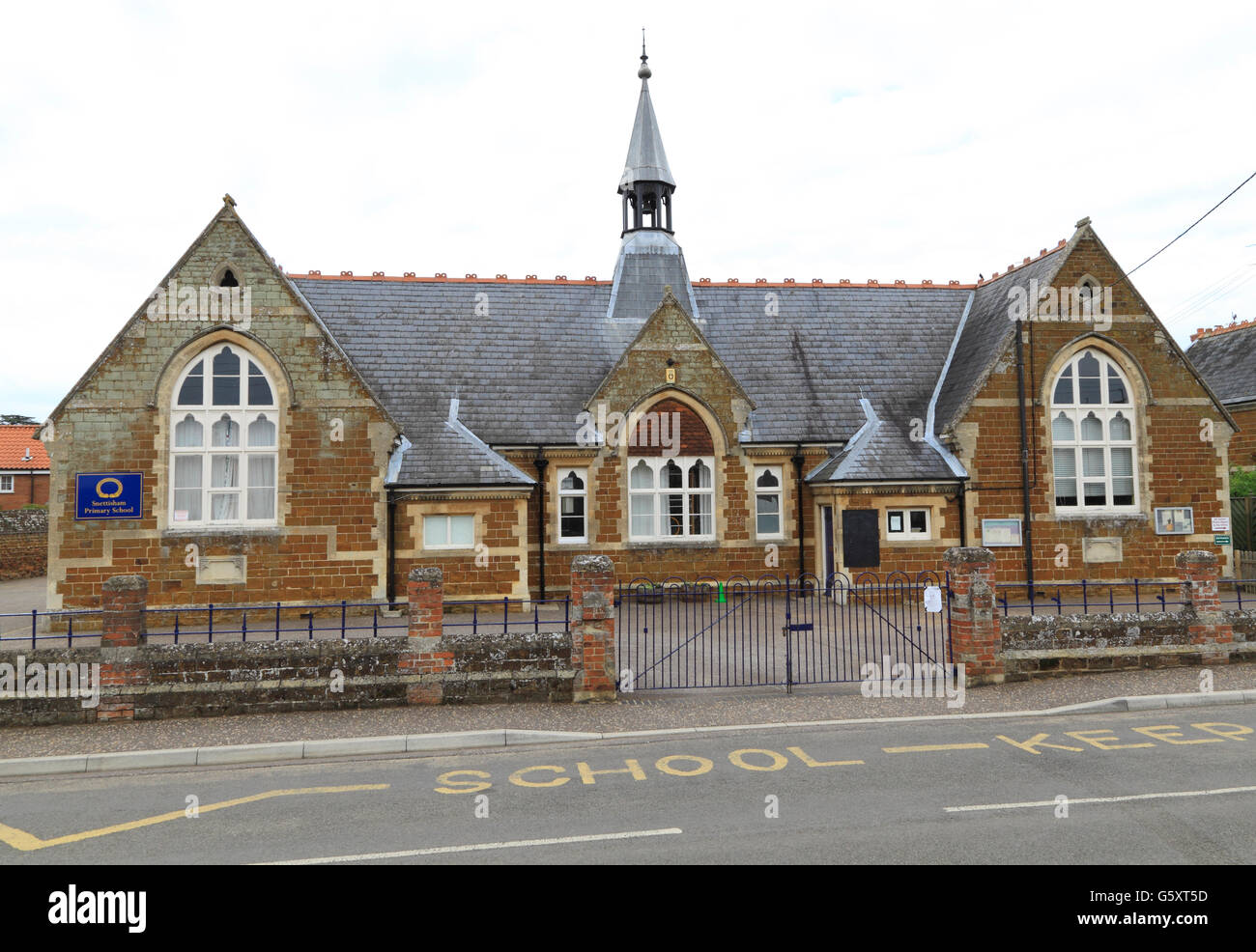 Snettisham scuola primaria, Norfolk, del XIX secolo in stile vittoriano Scuole di inglese in Inghilterra, Regno Unito Foto Stock