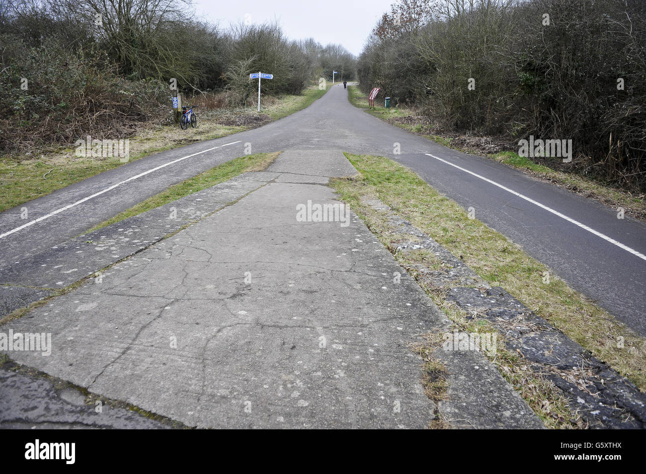 Una vista che guarda dalle piattaforme della stazione verso Bristol alla stazione di Mangotsfield sul percorso ferroviario di Bristol & Bath. Il percorso ferroviario di Bristol & Bath è stato costruito sul fondo della vecchia ferrovia di Midland che ha chiuso per il traffico passeggeri alla fine degli anni '60. Tra il 1979 e il 1986, la linea ferroviaria è stata convertita nel percorso ferroviario da Sustrans beneficenza ciclistica. Il primo tratto è stato tra Bath e Bitton dove il gruppo della campagna, Cyclebag ha ottenuto il permesso di progettazione per creare la pista polvere larga 2 m. Il percorso si è poi sviluppato verso ovest con Bristol come ultima sezione. Questo Foto Stock