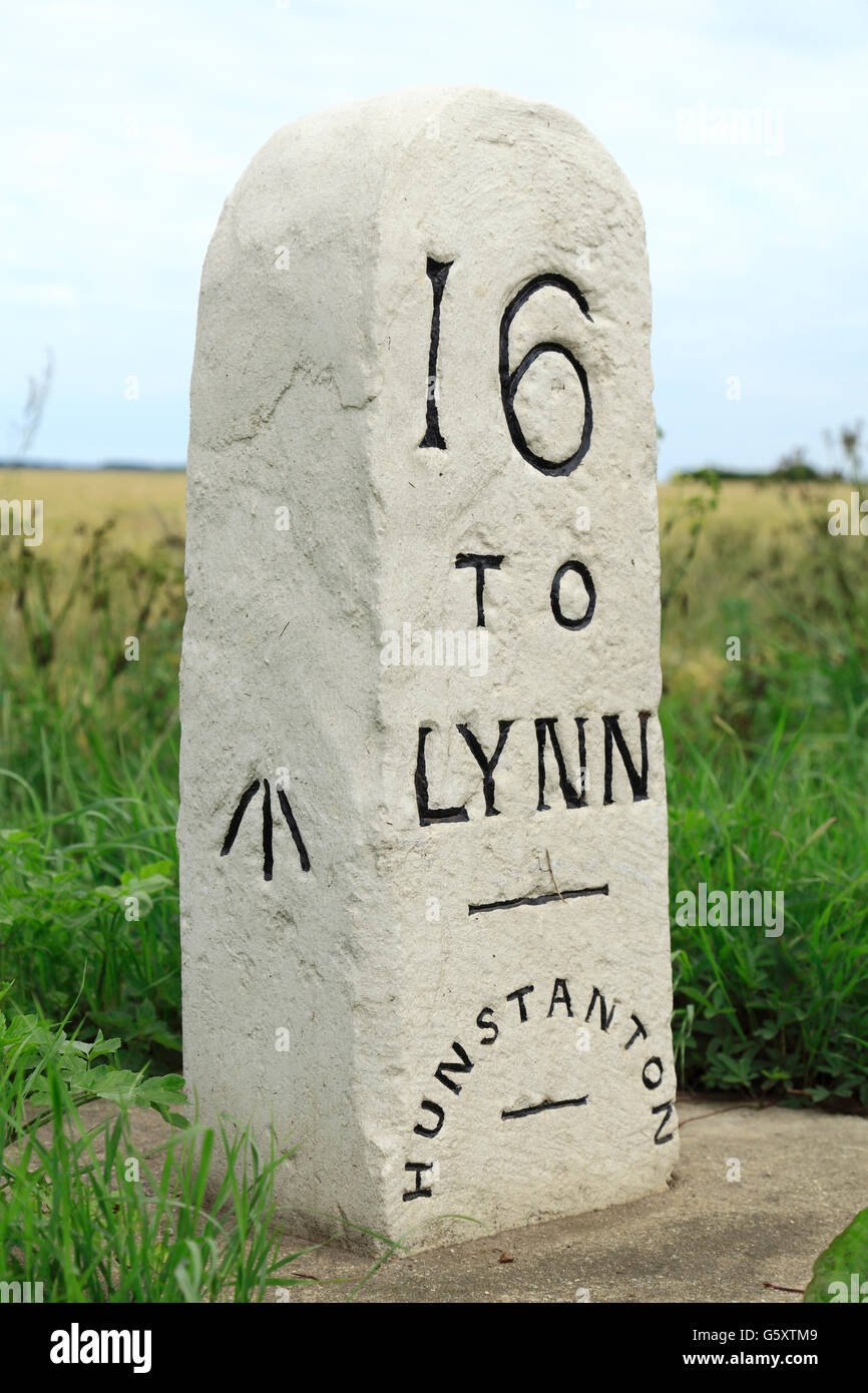 Pietra miliare, Hunstanton per Kings Lynn, Norfolk, old English Turnpike road strade pietre miliari, 16 miglia a Lynn, England Regno Unito Foto Stock