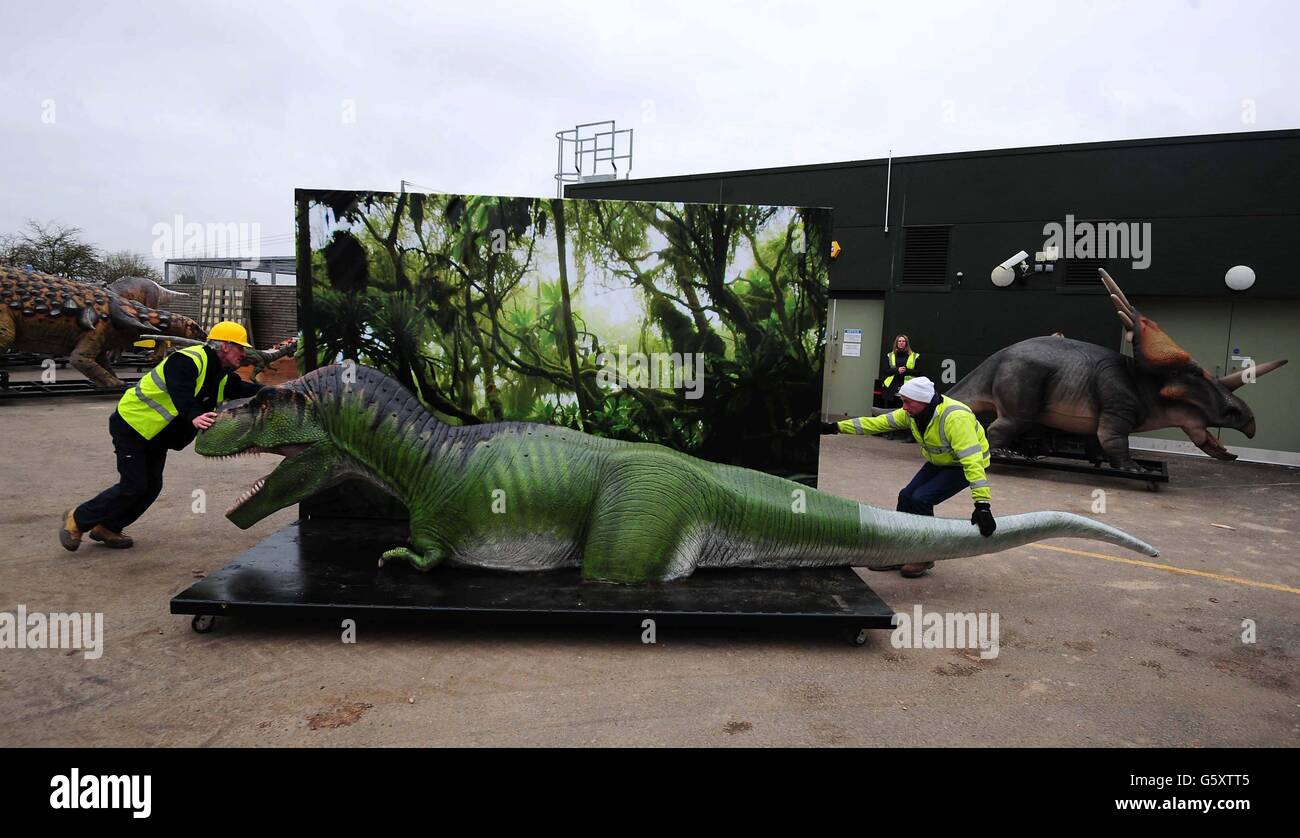Un dinosauro Tyrannosaurus Rex viene spinto in luogo durante il suo arrivo a Twycross Zo dove quindici dinosauri sono la caratteristica principale di una nuovissima attrazione che apre Pasqua 2013, Dinosaur Valley presso lo zoo in Warwickshire. Foto Stock
