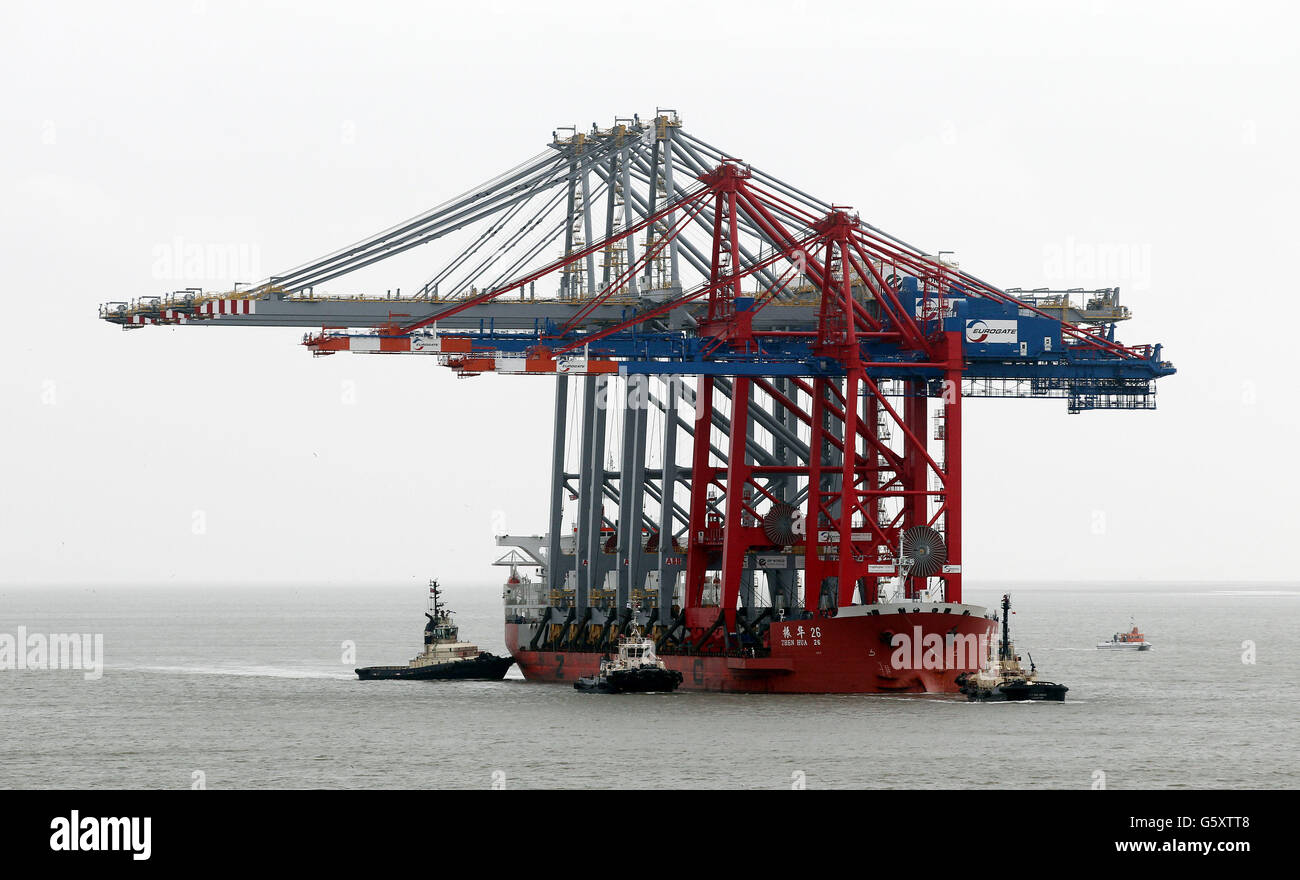 La nave Zhen Hua 26 arriva dalla Cina per consegnare tre gru di banchina alte 138 metri al nuovo porto di trasporto globale del Regno Unito, il DP World's London Gateway, in costruzione a Stanford-le-Hope, Essex. Foto Stock