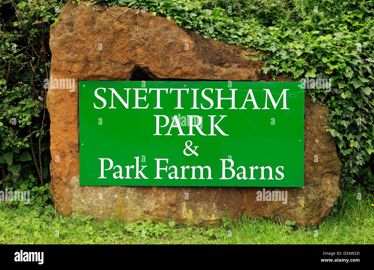 Snettisham Park, Norfolk, entrata SEGNO, agriturismo, cervi safari park, la fauna selvatica, visitatore attrazione England Regno Unito park farm barns Foto Stock