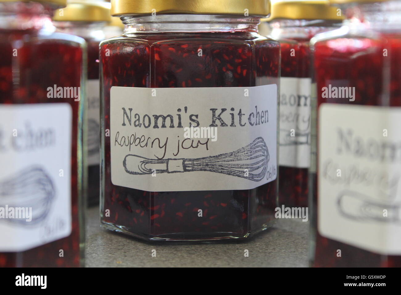 La realizzazione di marmellate, rendendo marmellate e confetture, confettura di lamponi, fatti in casa Foto Stock