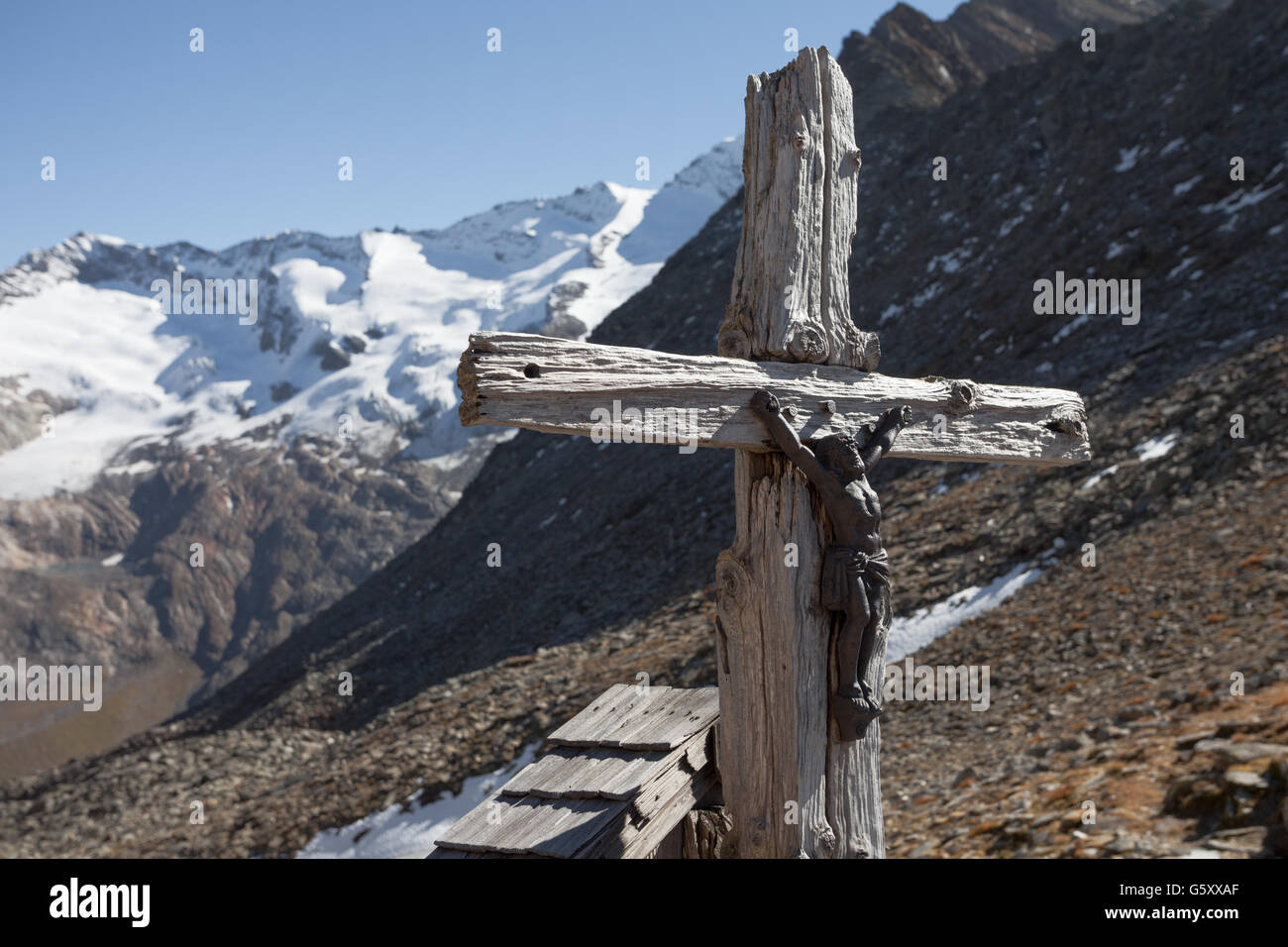 Antico crocifisso ligneo lungo un percorso di elevata in Alto Adige Foto Stock