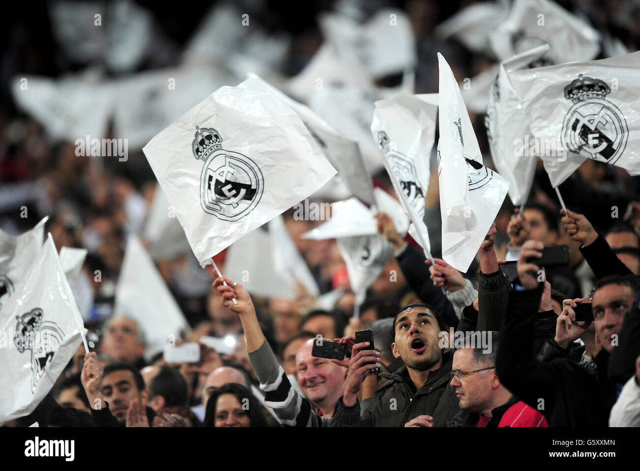 Calcio - UEFA Champions League - Round of 16 - prima tappa - Real Madrid / Manchester United - Santiago Bernabeu. I tifosi del Real Madrid hanno bandiere d'onda negli stand Foto Stock