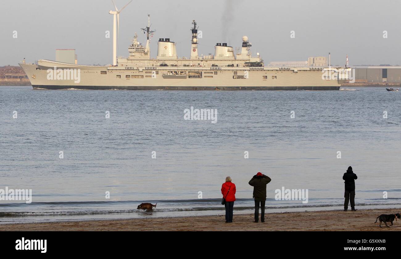 HMS illustre lascia Liverpool Foto Stock