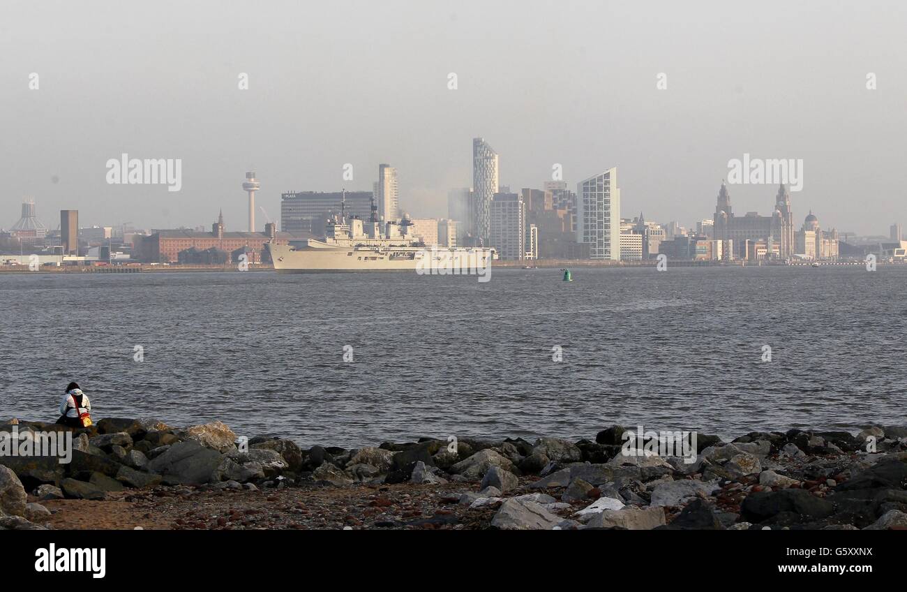 HMS illustre lascia Liverpool Foto Stock