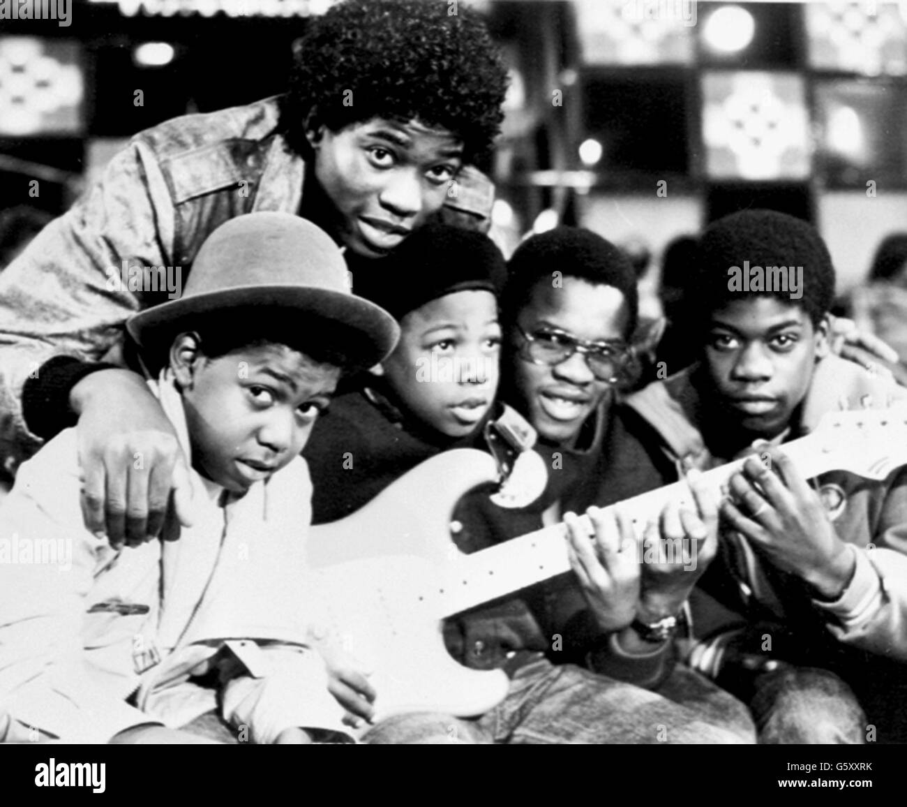 Un gruppo Reggae di Birmingham, Musical Youth, che è salito in cima alla sfilata di successo della BBC con il loro primo disco, 'Pass the Dutchie' dopo solo una settimana in classifica. Foto Stock Un gruppo Reggae di Birmingham, Musical Youth, che è salito in cima alla sfilata di successo della BBC con il loro primo disco, 'Pass the Dutchie' dopo solo una settimana in classifica. Foto Stock