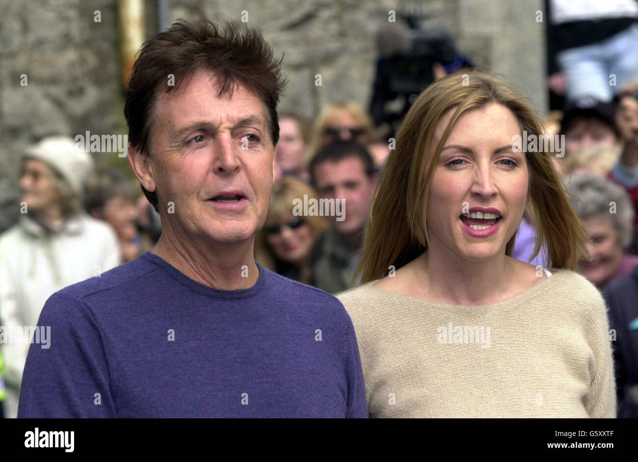 L'ex Beatle Sir Paul McCartney e la sua sposa-a-essere Heather Mills fuori dal Castello Leslie, a Glaslough, County Monaghan, Irlanda, prima del loro matrimonio. Circa 300 ospiti saranno intrattenuti all'interno dei terreni del castello seguendo il servizio. * nella chiesa di San Salvatore nei terreni della tenuta. Non è stata rivelata alcuna lista di ospiti, ma Eric Clapton, Ringo Starr, Sting e John Eastman - il fratello della moglie di Sir Paul Linda - sono tutti segnalati per essere stati invitati al matrimonio. Foto Stock