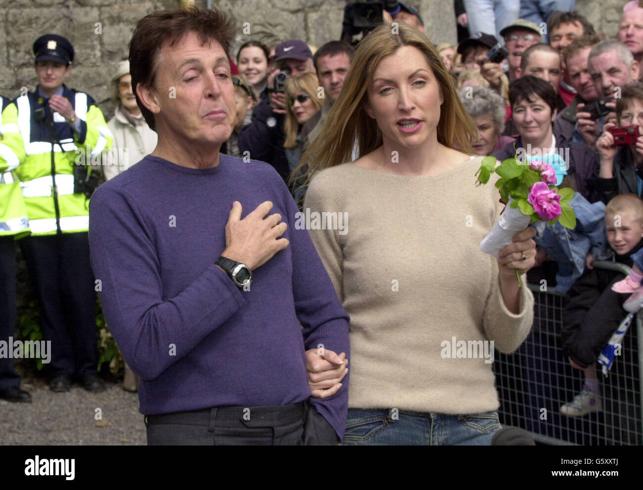 L'ex Beatle Sir Paul McCartney e la sua sposa Heather Mills posano per i fotografi, al di fuori di Castle Leslie, a Glaslough, nella contea di Monaghan, Irlanda, prima del loro matrimonio. * circa 300 ospiti saranno intrattenuti all'interno dei terreni del castello dopo il servizio presso la chiesa di San Salvatore nei terreni della tenuta. Non è stata rivelata alcuna lista di ospiti, ma Eric Clapton, Ringo Starr, Sting e John Eastman - il fratello della defunta moglie di Sir Paul Linda - sono tutti stati invitati al matrimonio. Foto Stock
