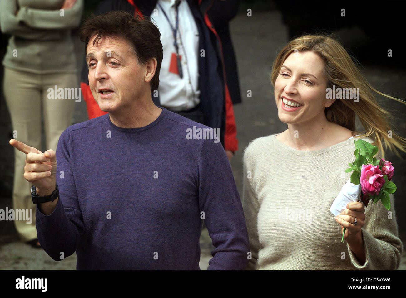 L'ex Beatle Sir Paul McCartney e la sua sposa Heather Mills posano per i fotografi, al di fuori di Castle Leslie, a Glaslough, nella contea di Monaghan, Irlanda, prima del loro matrimonio. * Martedì. Circa 300 ospiti saranno intrattenuti all'interno del parco del castello dopo il servizio presso la chiesa di San Salvatore nel terreno della tenuta. Non è stata rivelata alcuna lista di ospiti, ma Eric Clapton, Ringo Starr, Sting e John Eastman - il fratello della defunta moglie di Sir Paul Linda - sono tutti stati invitati al matrimonio. Foto Stock