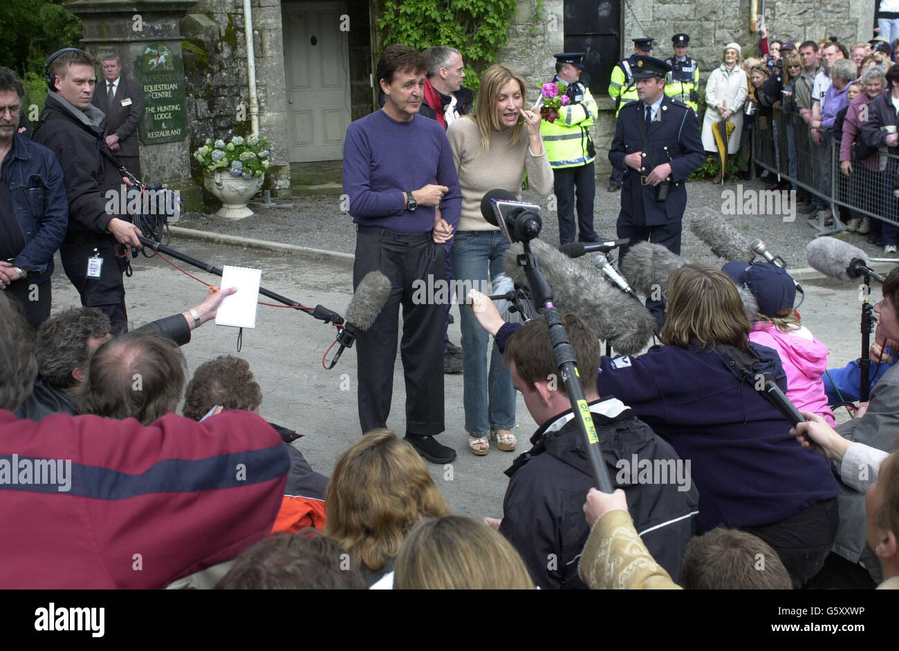 L'ex Beatle Sir Paul McCartney e la sua sposa Heather Mills posano per i fotografi, al di fuori di Castle Leslie, a Glaslough, nella contea di Monaghan, Irlanda, prima del loro matrimonio. * circa 300 ospiti saranno intrattenuti all'interno dei terreni del castello dopo il servizio presso la chiesa di San Salvatore nei terreni della tenuta. Non è stata rivelata alcuna lista di ospiti, ma Eric Clapton, Ringo Starr, Sting e John Eastman - il fratello della defunta moglie di Sir Paul Linda - sono tutti stati invitati al matrimonio. Foto Stock