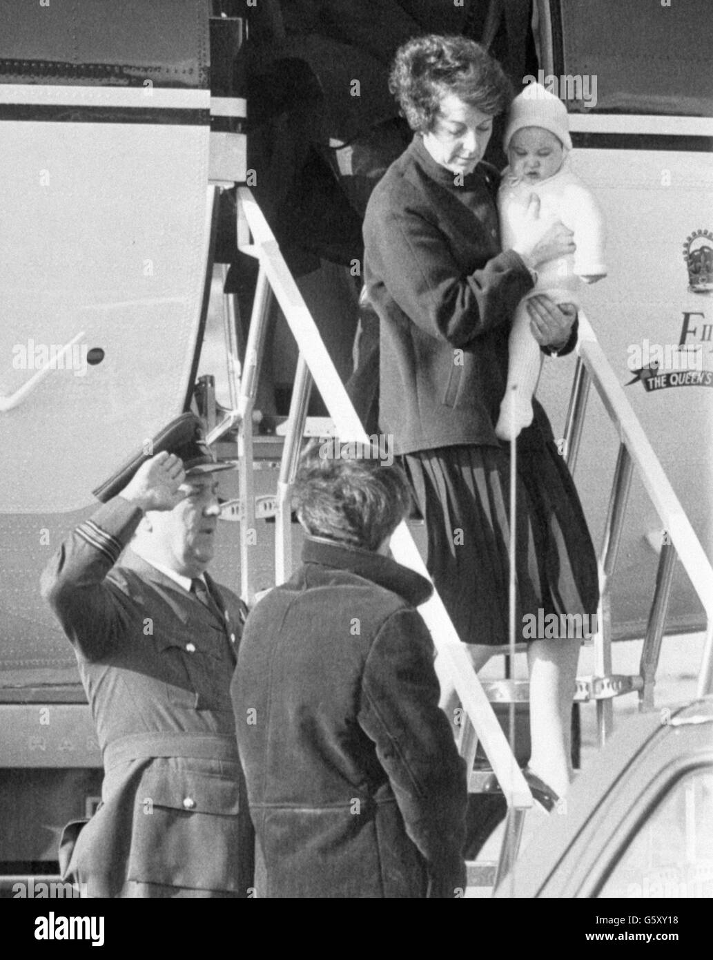 Il nanny reale Barbara Barnes si trova a pochi passi da un volo Andover della Regina con il principe William all'aeroporto di Aberdeen. Si uniranno al Principe e Principessa di Galles a Balmoral, la tenuta della Regina in Scozia. I genitori del Principe Guglielmo hanno visitato Glasgow ed Edimburgo. Foto Stock