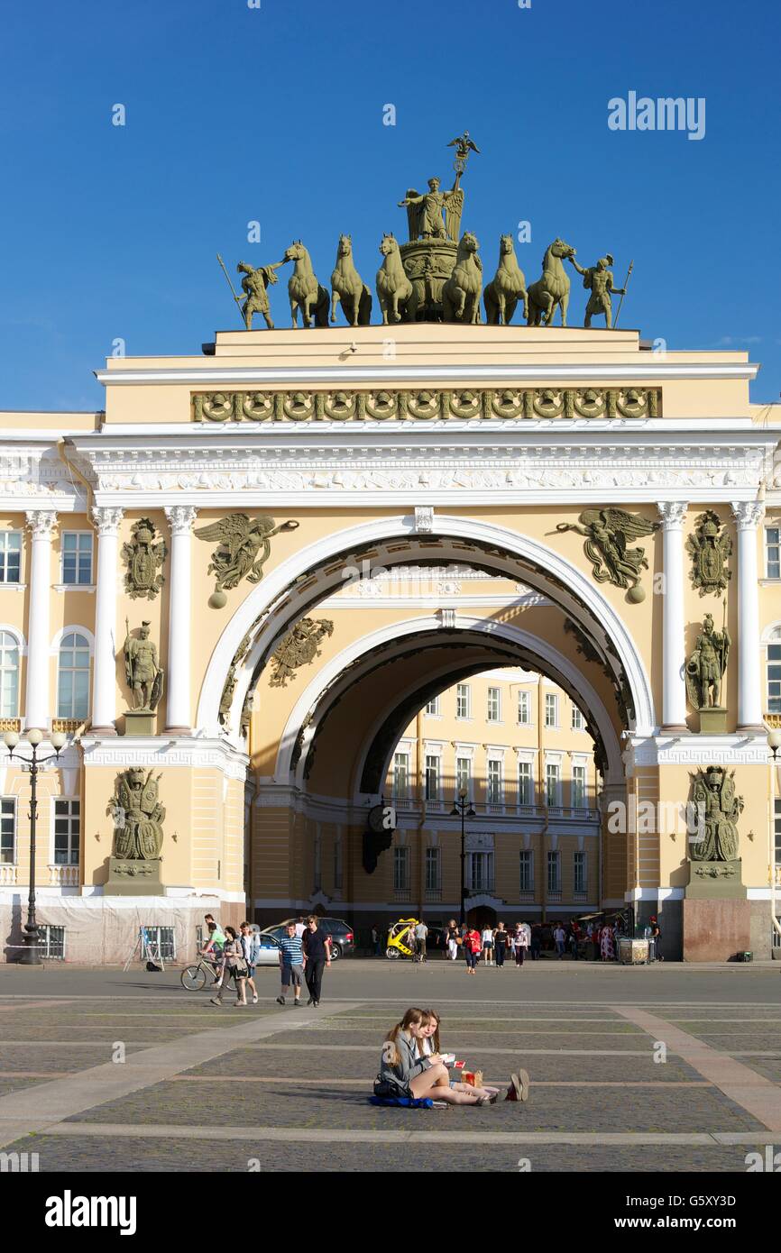 Vittoria alata su di un carro al di sopra di un arco trionfale, general staff building, la piazza del palazzo, San Pietroburgo, Russia Foto Stock