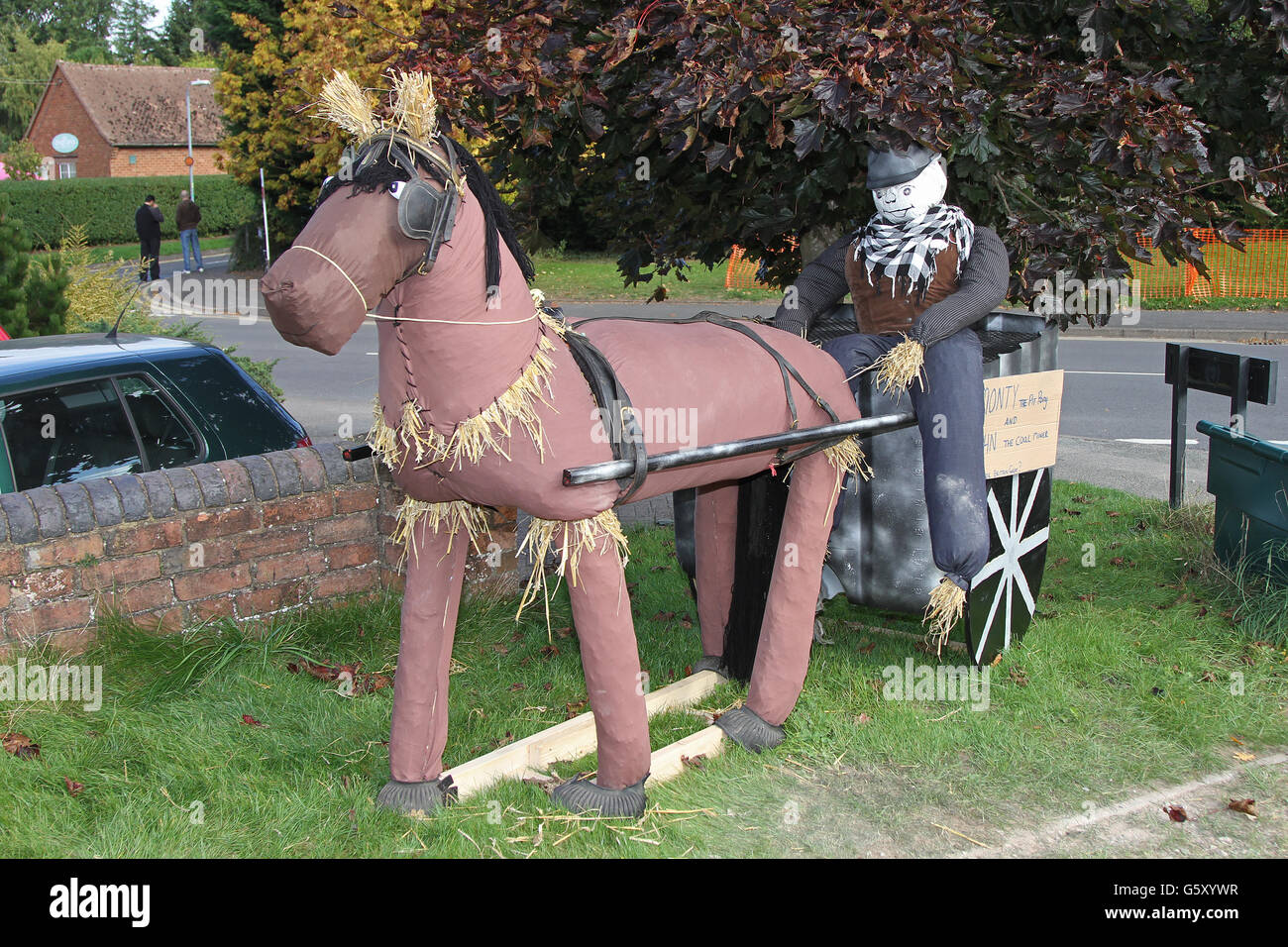 Cavallo e carrello spaventapasseri in mostra presso il XVI Belbroughton annuale Spaventapasseri Festival. 2013 tema era meglio del British Foto Stock