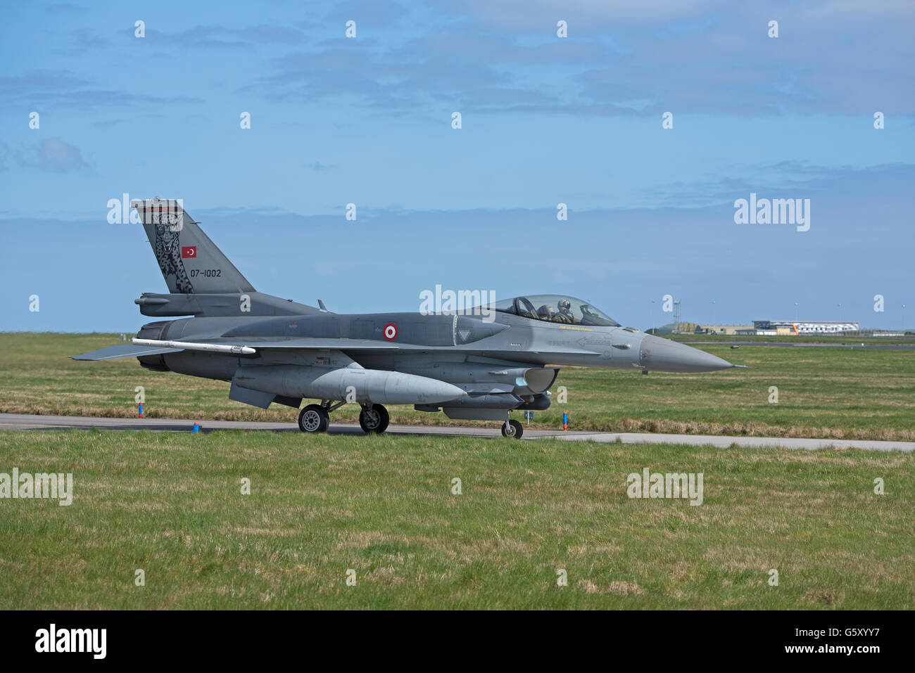 Turkish Air Force General Dynamics F16 sedile unico fighter Jet Reg serie 07-1002 Joint RAF Lossiemouth esercizio. SCO 10,551. Foto Stock