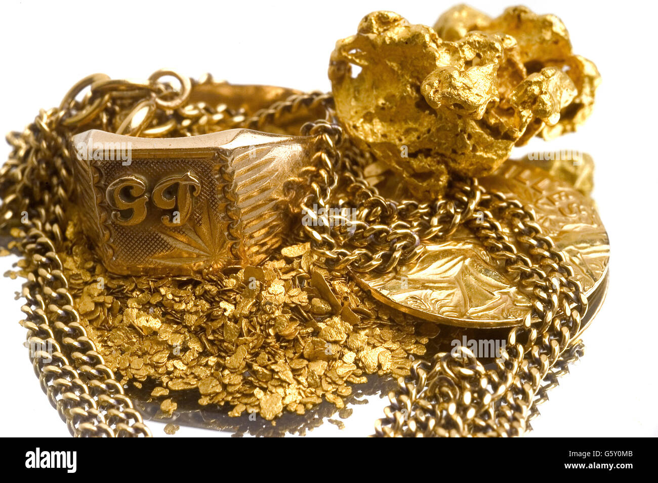 Gioielli in oro per illustrare il recupero di vecchi gioielli per il  riciclo di oro Foto stock - Alamy