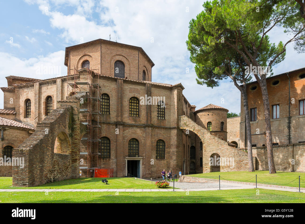 Ravenna,Italia-agosto 21,2015:vista del San Vitale Basilica in Ravenna-Italy,durante un rinnovamento architettonico in una giornata nuvolosa. Foto Stock