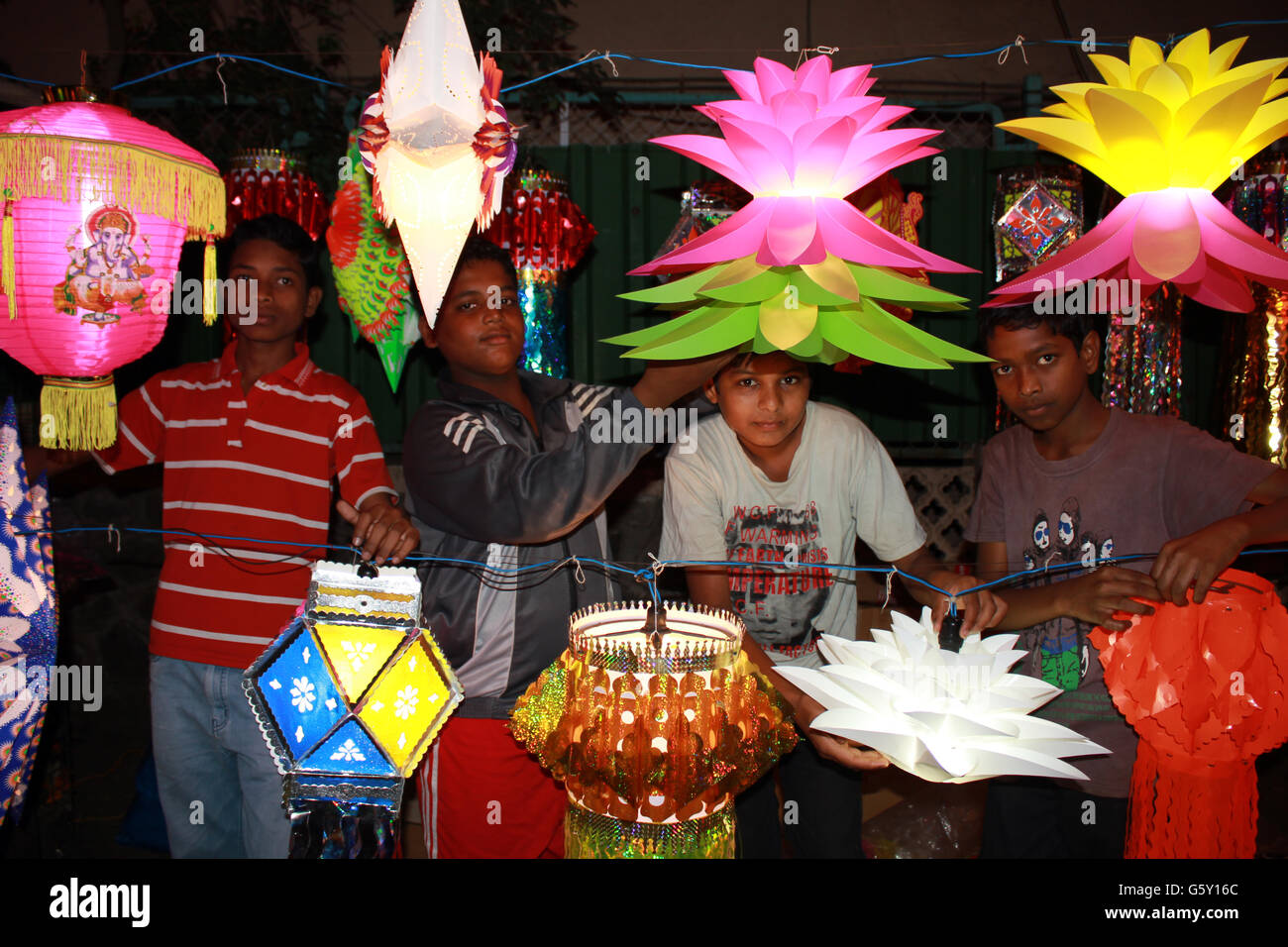 Poveri bambini da India vendita lanterne tradizionali in un negozio di strada in occasione della festa di Diwali in India. Foto Stock