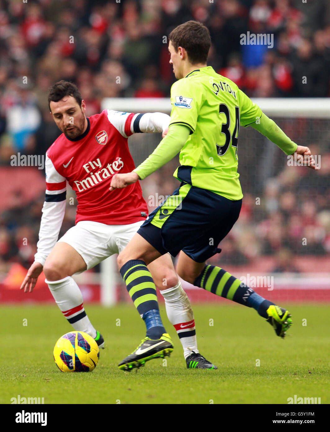 L'Arsenal's Santi Cazorla (a sinistra) in azione con Matthew Lowton di Aston Villa durante la partita della Barclays Premier League all'Emirates Stadium di Londra. Foto Stock