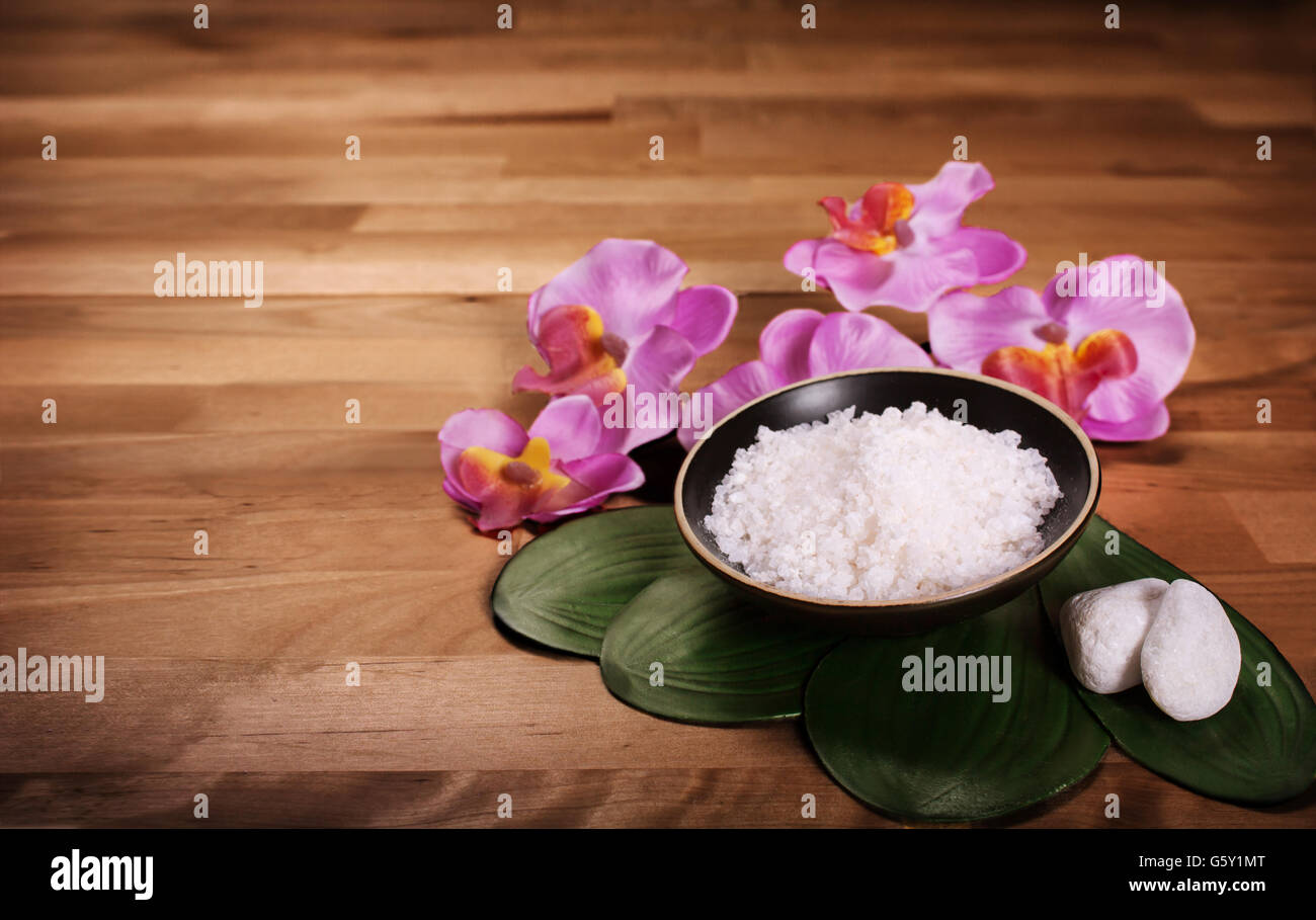Il sale di mare sulla tavola di legno. Beauty Spa,l' aromaterapia e bagno immagine. Foto Stock