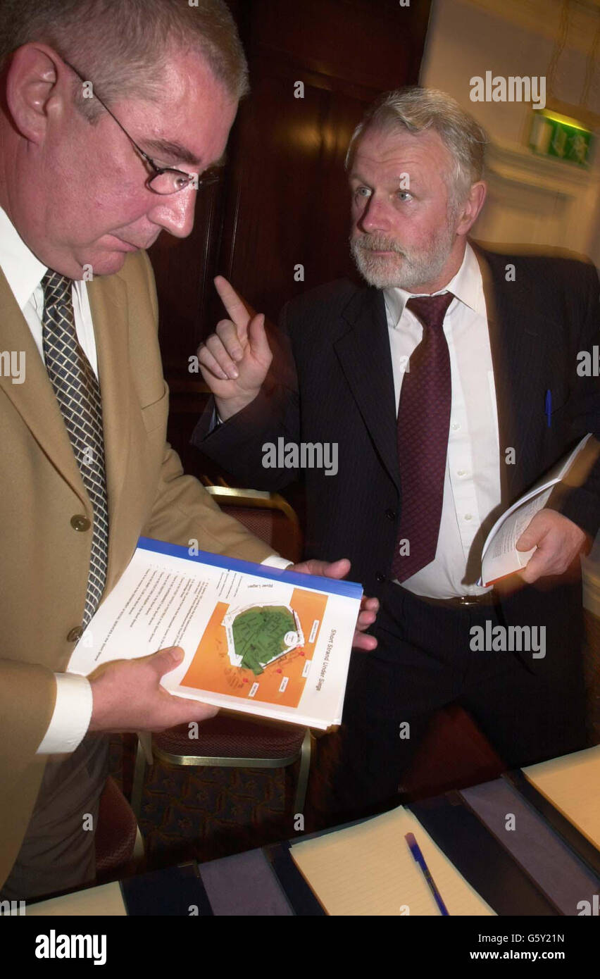 Membro del parlamento di North Kerry per il Sinn Fein, Martin Ferris (a destra) con il consigliere del Sinn Fein per l'East Belfast, Joe o'Donnell in una conferenza stampa a Dublino sulle condizioni di vita e le denunce residenti dall'area di Shortstrand di Belfast. *l'onorevole o'Donnell ha successivamente presentato una relazione sull'area all'ufficio del Premier irlandese e al Dipartimento degli affari esteri negli edifici governativi. Foto Stock