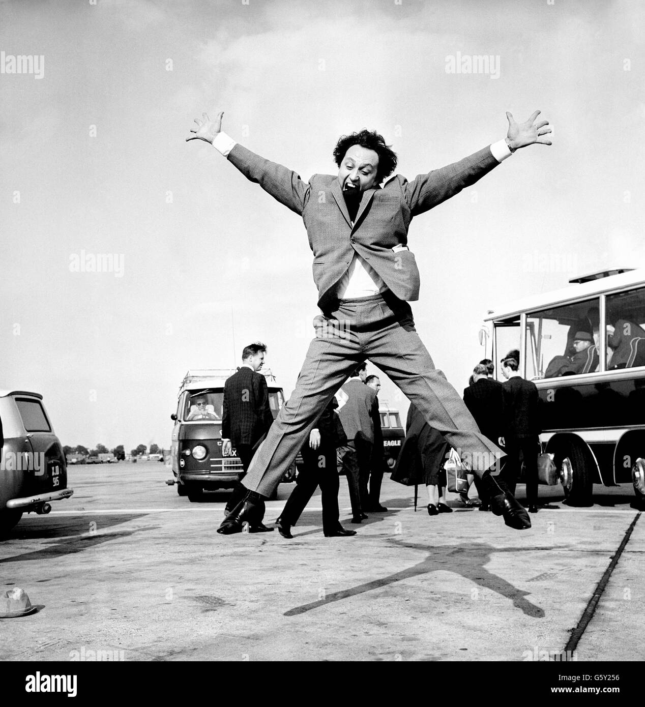 Il comico-cantante del Lancashire Ken Dodd si appropria per la gioia della notizia che il suo singolo 'Tears' è in cima alla Nuova sfilata musicale Express. Ha appena volato dentro da Liverpool. Foto Stock