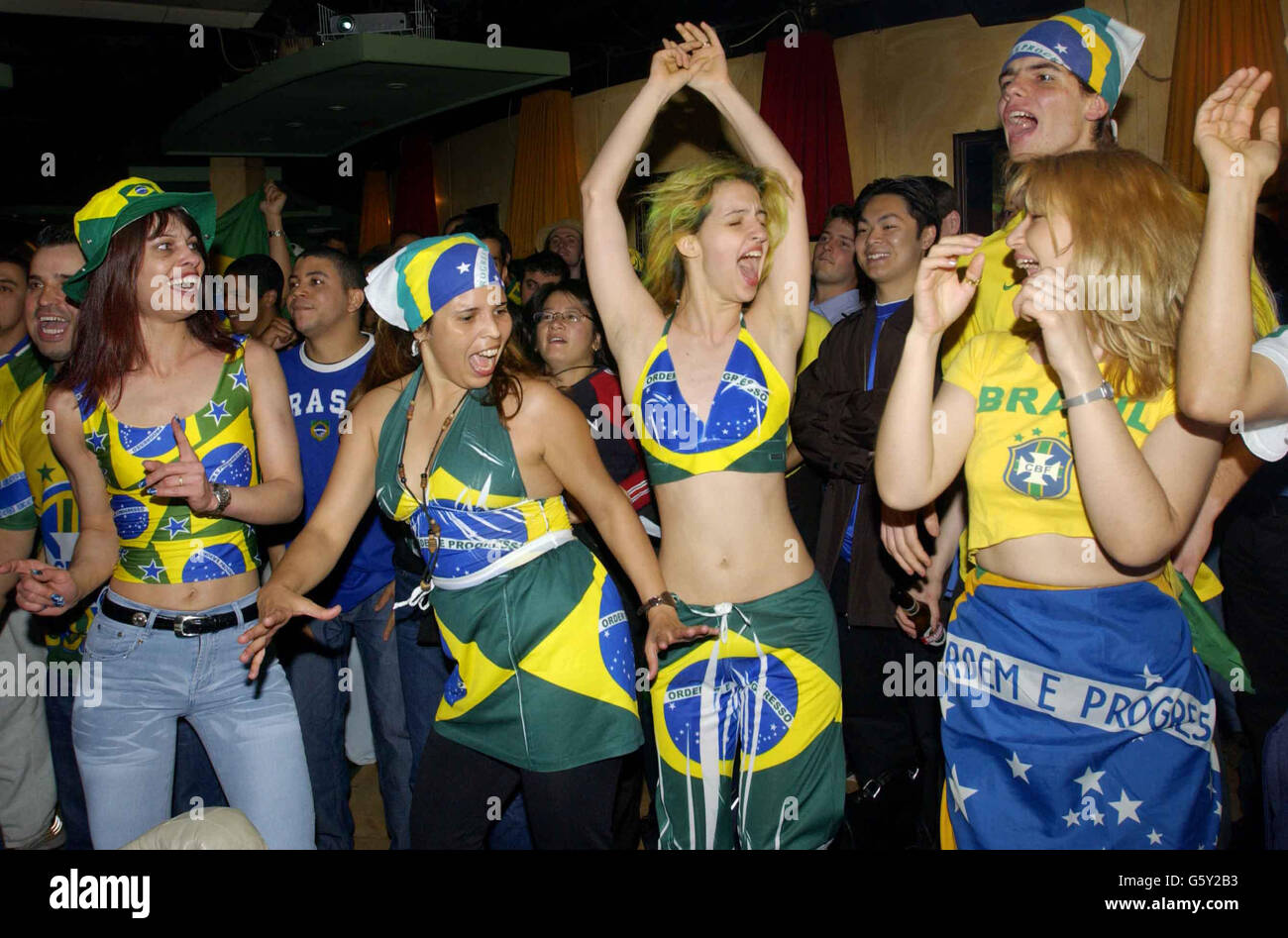 Gli appassionati di calcio brasiliani al Bar Madrid nel centro di Londra celebrano 2-1 la vittoria del loro paese contro l'Inghilterra nel quarto finale della Coppa del mondo in Giappone. Foto Stock
