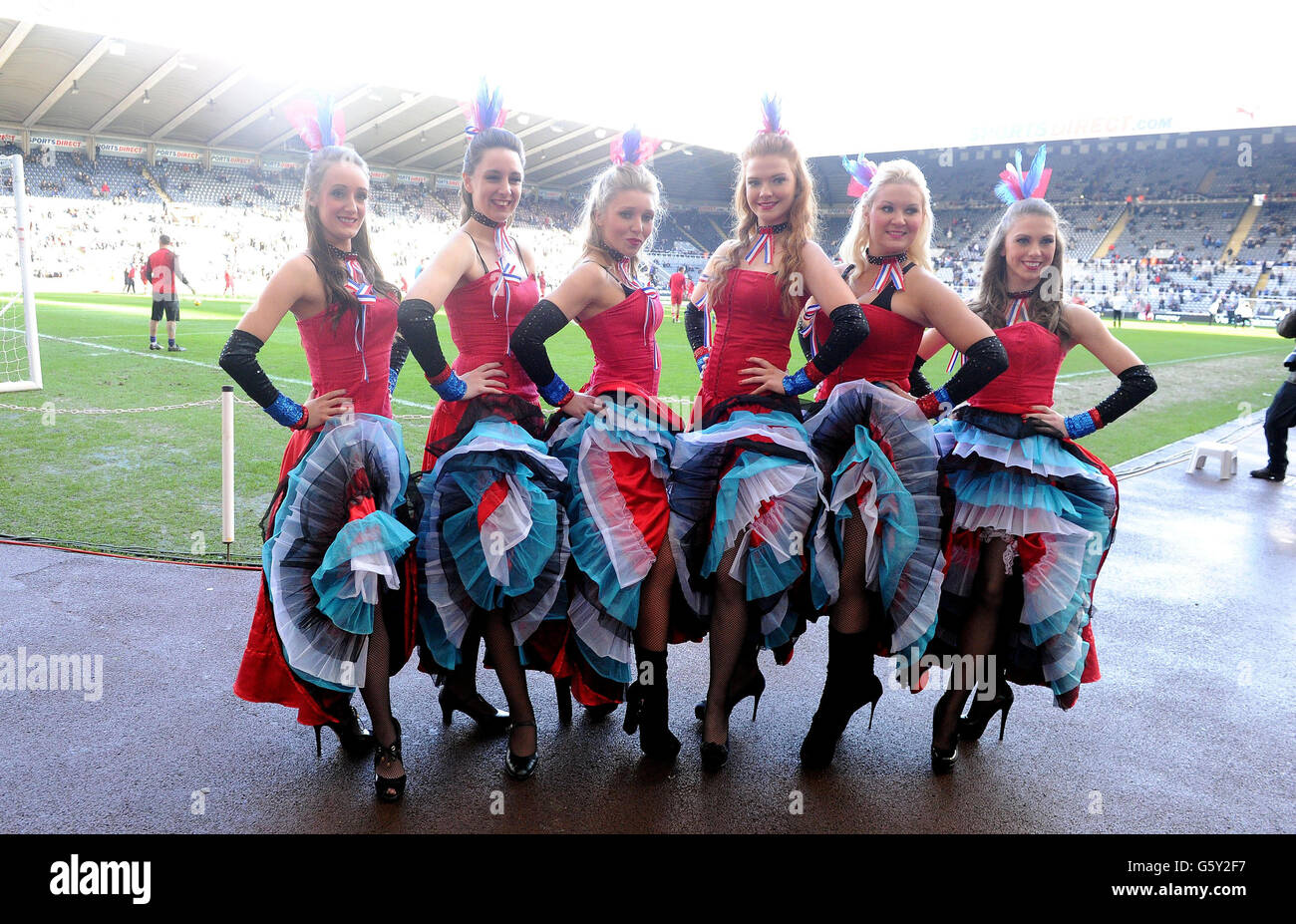 Le ragazze in abito elegante celebrano la festa francese di Newcastle United durante la partita Barclays Premier League a St James' Park, Newcastle. Foto Stock