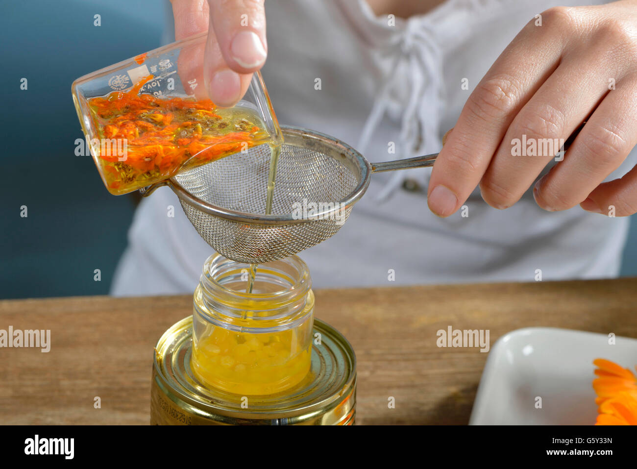 Produzione yarrow e la Pomata alla Calendula / (Calendula officinalis), Achillea millefolium) Foto Stock