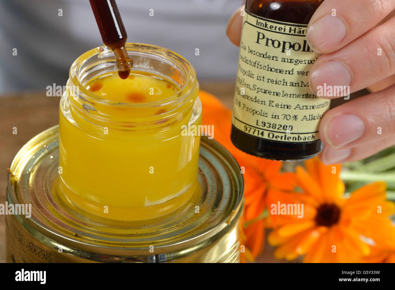 Produzione yarrow e la Pomata alla Calendula / (Calendula officinalis), Achillea millefolium) / propoli Foto Stock