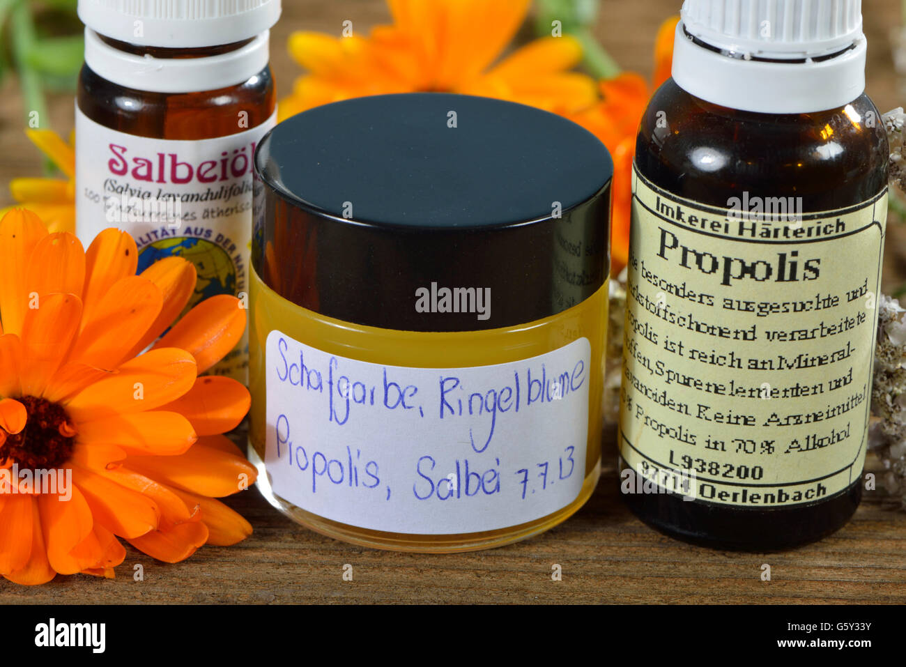 Produzione yarrow e la Pomata alla Calendula / (Calendula officinalis), Achillea millefolium) Foto Stock