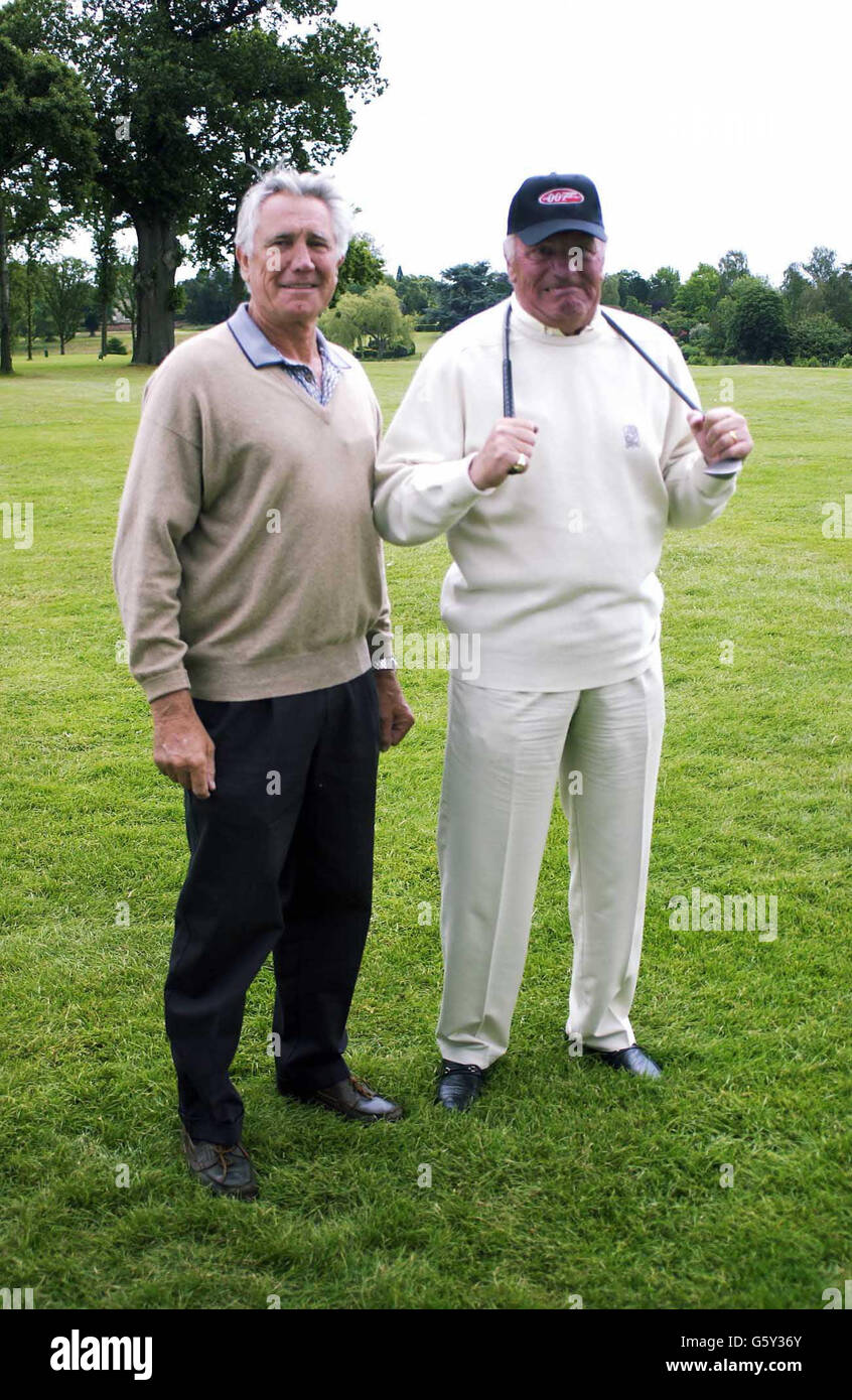 L'ex Bond George Lazenby con Henry Cooper che partecipa al James Bond Celebrity Golf Classic 007 e cena di gala che celebra 40 anni dal Dr.No e per raccogliere denaro per la Ian Fleming Foundation e il Variety Club della Gran Bretagna allo Stoke Poges Golf Club, Buckinghamshire. Foto Stock