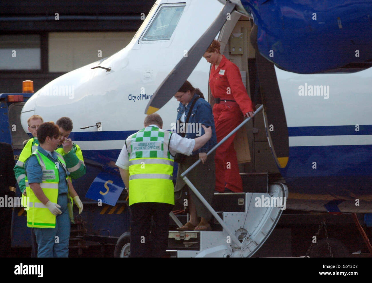 Un allievo della Largs Academy ferito ieri in un incidente di pullman vicino a Digione, nella Francia centrale, è aiutato fuori da un aereo all'aeroporto di Glasgow. * il conducente del pullman che si è schiantato, uccidendo una studentessa di 15 anni e ferendo molti altri, stanotte è stato accusato di massacro da parte dei procuratori francesi. Foto Stock